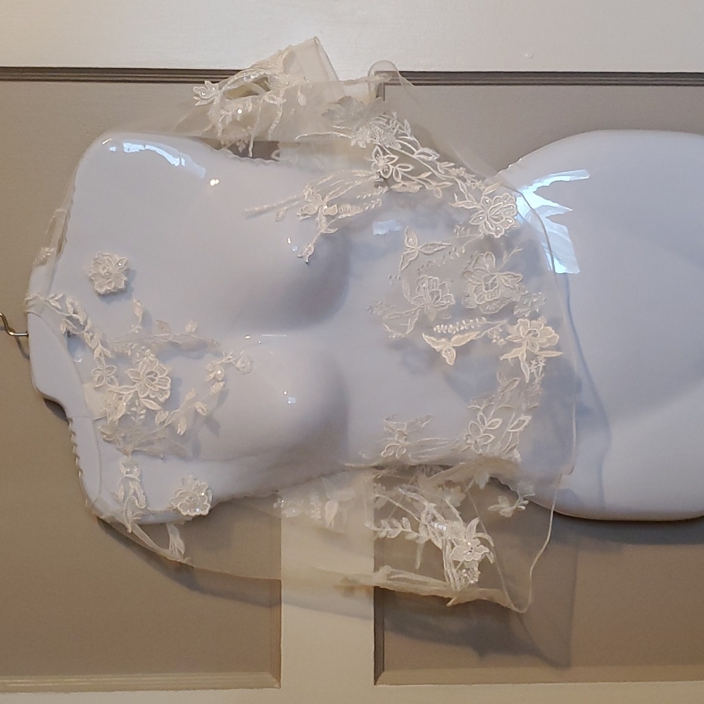 David's Bridal Lace Capelet
